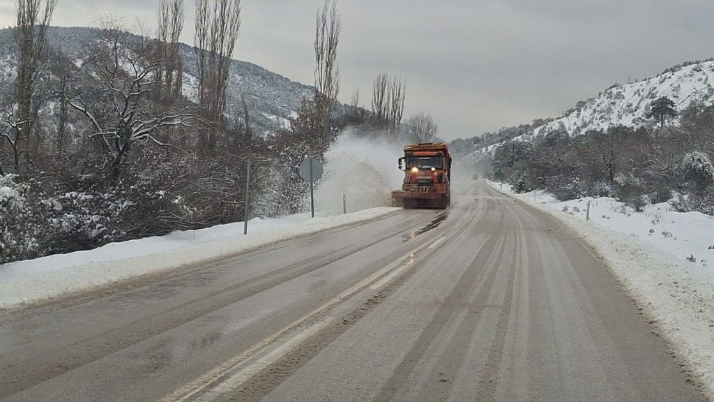 Beypazarı 43.Karayolları Şube şefliği: Ekiplerin karla mücadelesi – Birlik Haber Ajansı