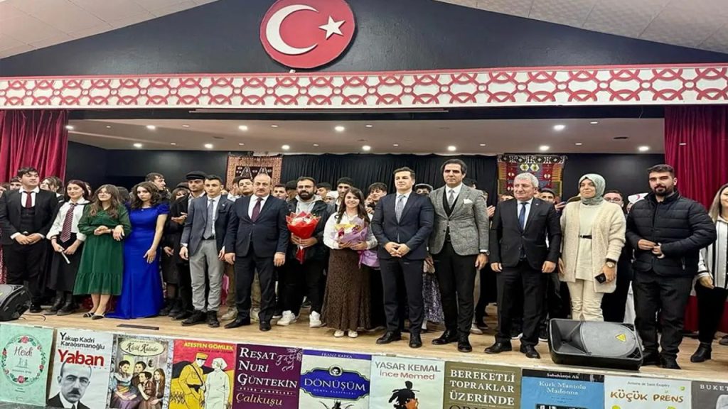 Eruh’ta Roman kahramanları sahneye taşındı – Birlik Haber Ajansı