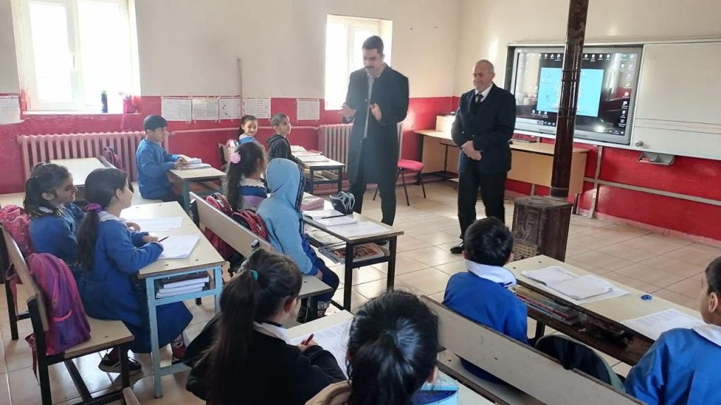 Susuz Kaymakamı Tutal, eğitim camiasıyla bir araya gelmeye devam ediyor – Birlik Haber Ajansı