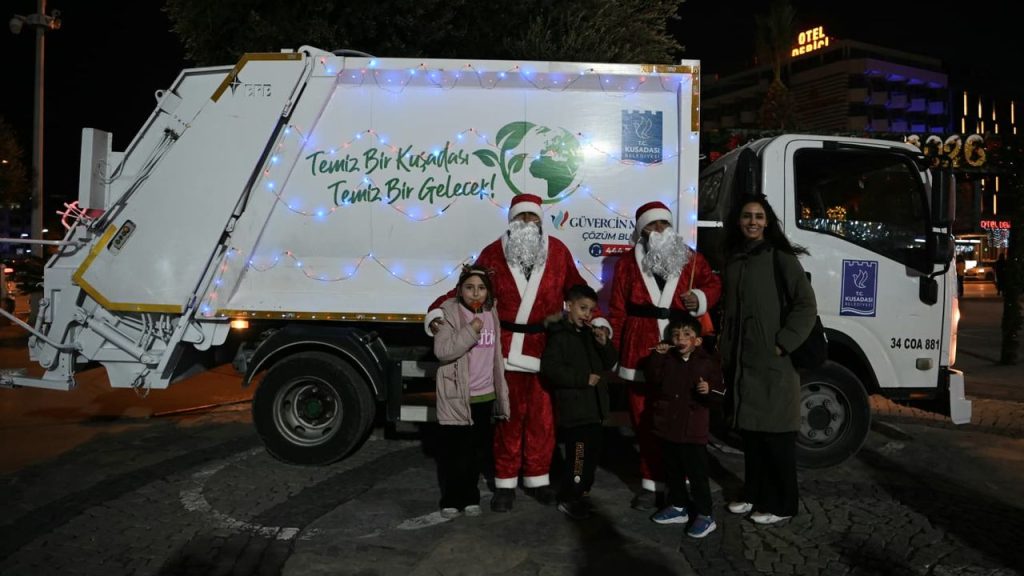 Kuşadası’nda Noel Baba kostümlü personel yeni yıl coşkusu yaşattı – Birlik Haber Ajansı
