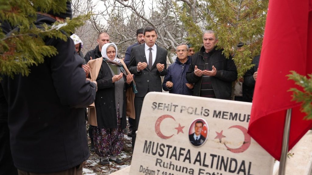 Kaymakam şehit kabrine ve ailesine ziyarette bulundu – Birlik Haber Ajansı