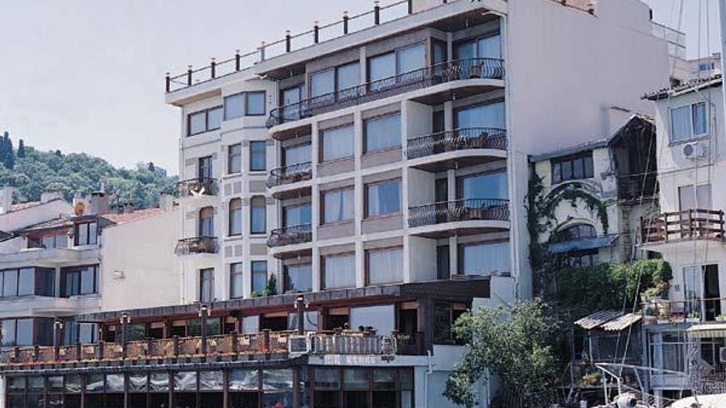 Bebek Otel’in sahil bölümündeki kaçak yapılar yıkılıyor