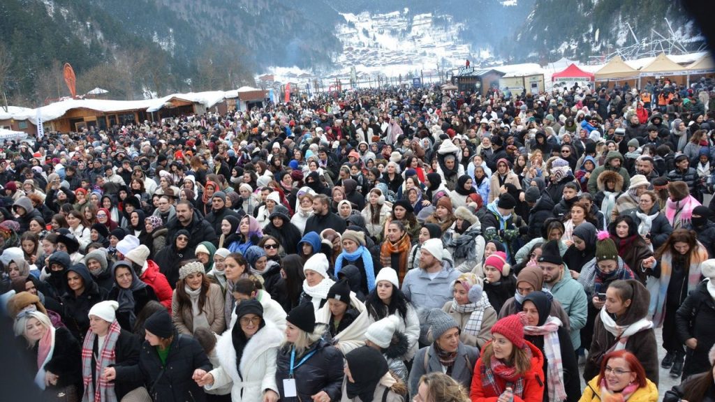 Birinci Uzungöl Kış Festivalinde 6161 kişi aynı anda horon oynadı – Birlik Haber Ajansı