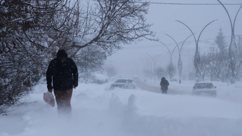 Sivas-Kayseri kara yolu kar ve tipi nedeniyle ulaşıma kapatıldı
