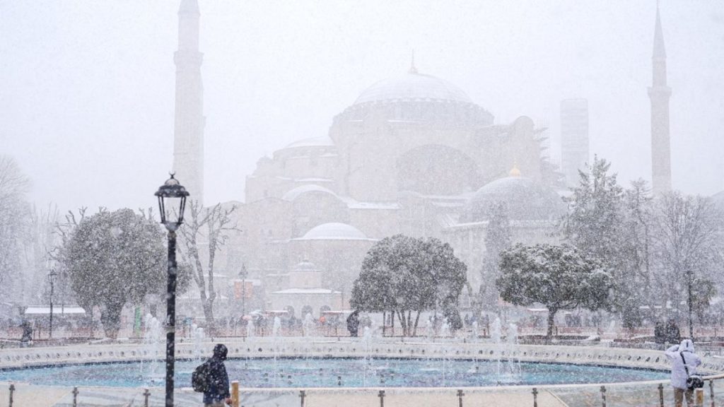 İstanbul’da kar yağışı hayatı olumsuz etkiledi – Birlik Haber Ajansı