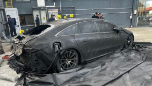 Lüks otomobil şarj istasyonunda alev aldı – Birlik Haber Ajansı