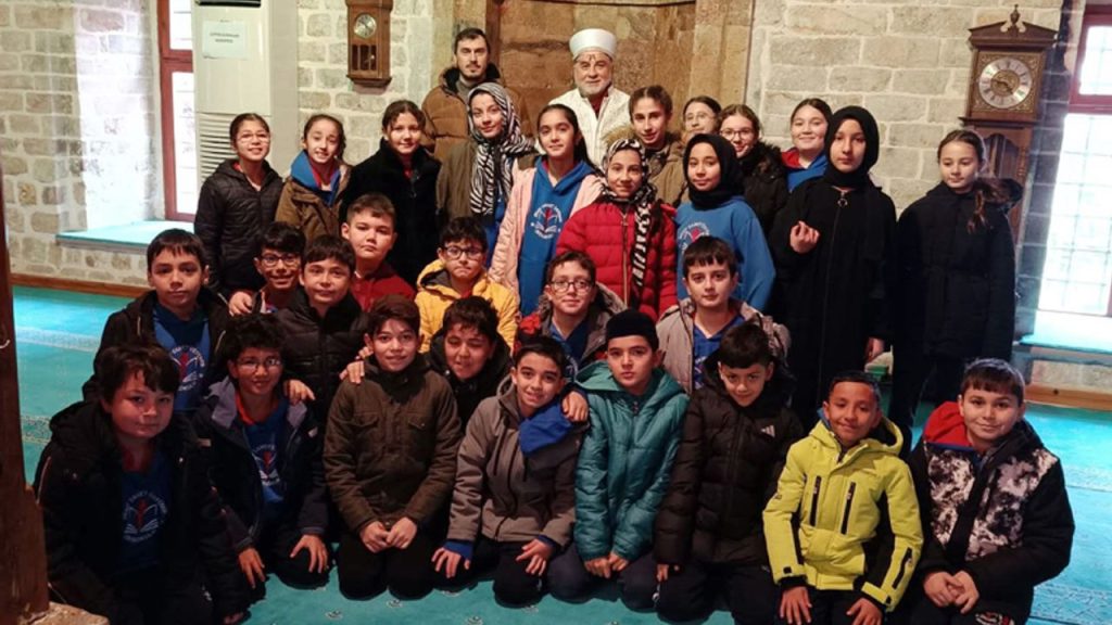 Şehit Samet Üstüner ortaokulu öğrencileri, tarihi paşa caminde – Birlik Haber Ajansı