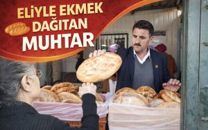 ELİYLE EKMEK DAĞITAN MUHTAR.